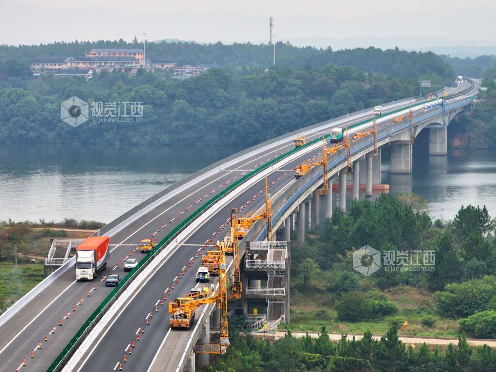 10月13日，泉南高速公路江西泰和赣江特大桥上，多台桁架式桥梁检测作业车正在对大桥进行“健康体检”。