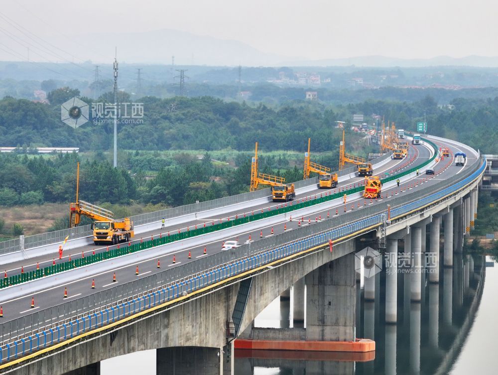 10月13日，泉南高速公路江西泰和赣江特大桥上，多台桁架式桥梁检测作业车正在对大桥进行“健康体检”。