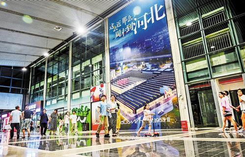 近日，游客在石家庄织音1953园区游玩。本报记者 李东宇摄