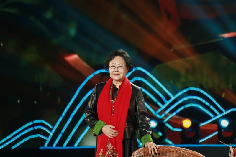 (图9)深受大家喜爱的表演艺术家斯琴高娃动情朗诵《母亲们的手》,情动孝义