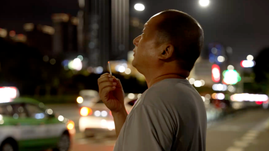 凤凰网《旅途》｜儿子自杀后，父亲潜入一个神秘聊天群