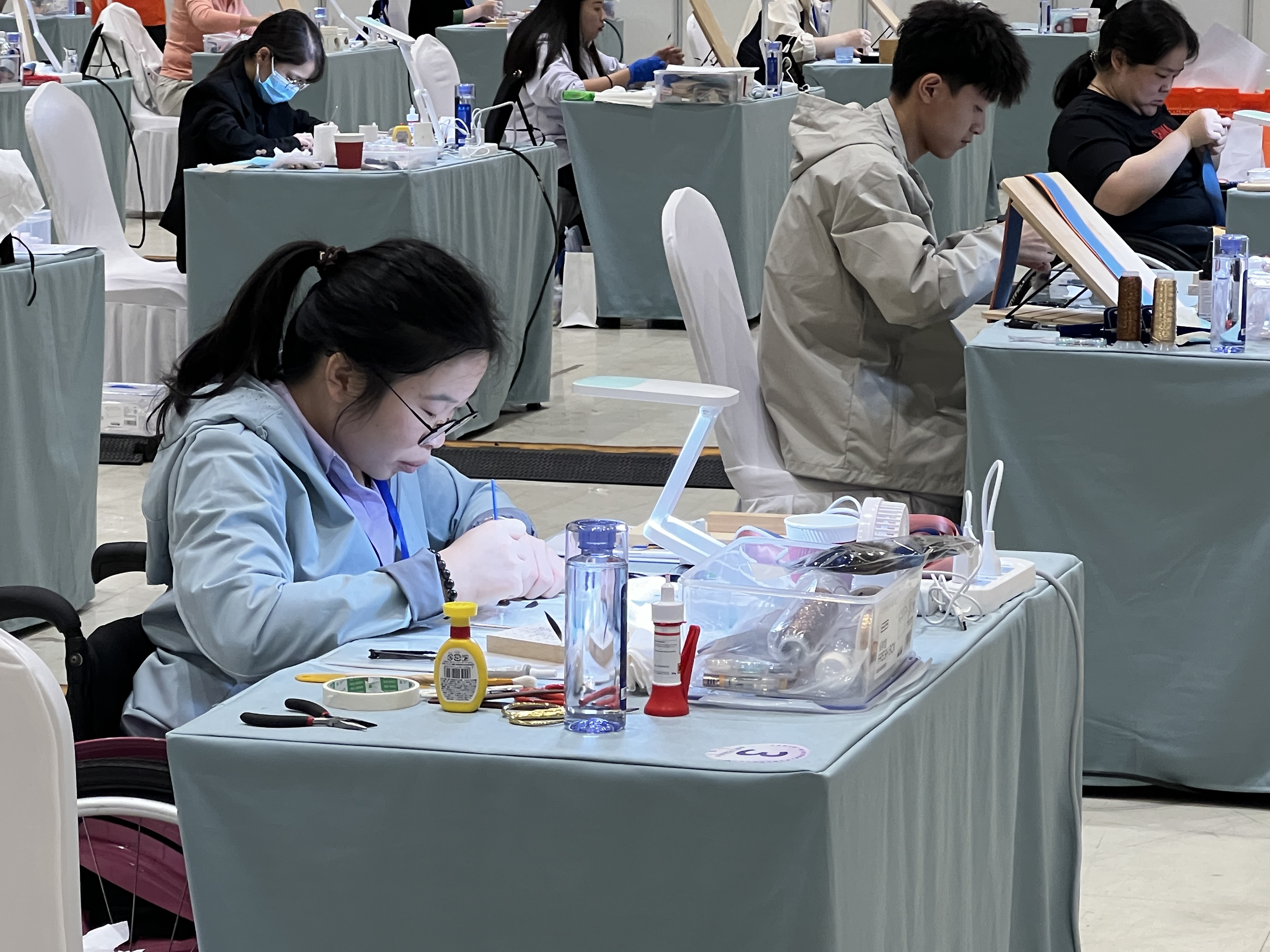 数字孪生里构新图，点翠针尖传古韵：一场残疾人职业技能竞赛的“双轨叙事”