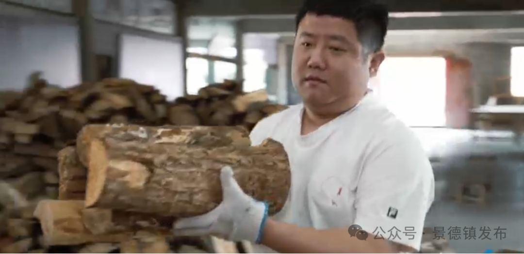 冯绍鹏把控窑炉温度,为窑炉添柴