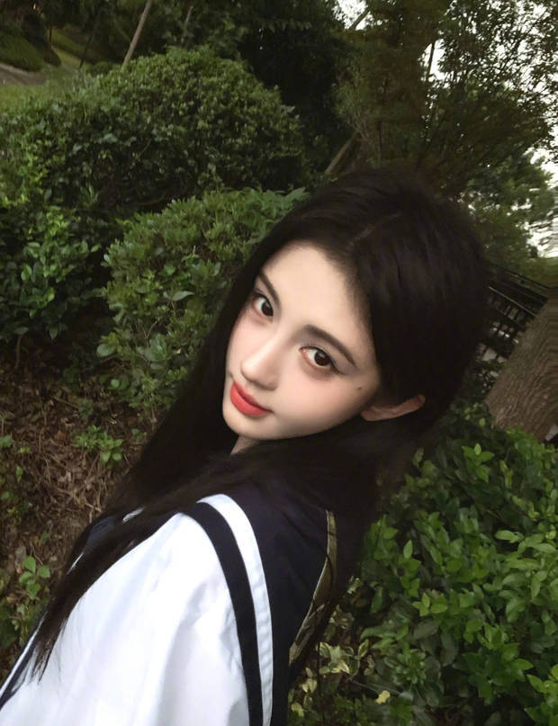 鞠婧祎回眸，满满的少女感。