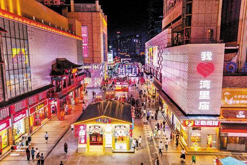 近日，游客在石家庄湾里庙步行街游玩。本报记者 史晟全摄