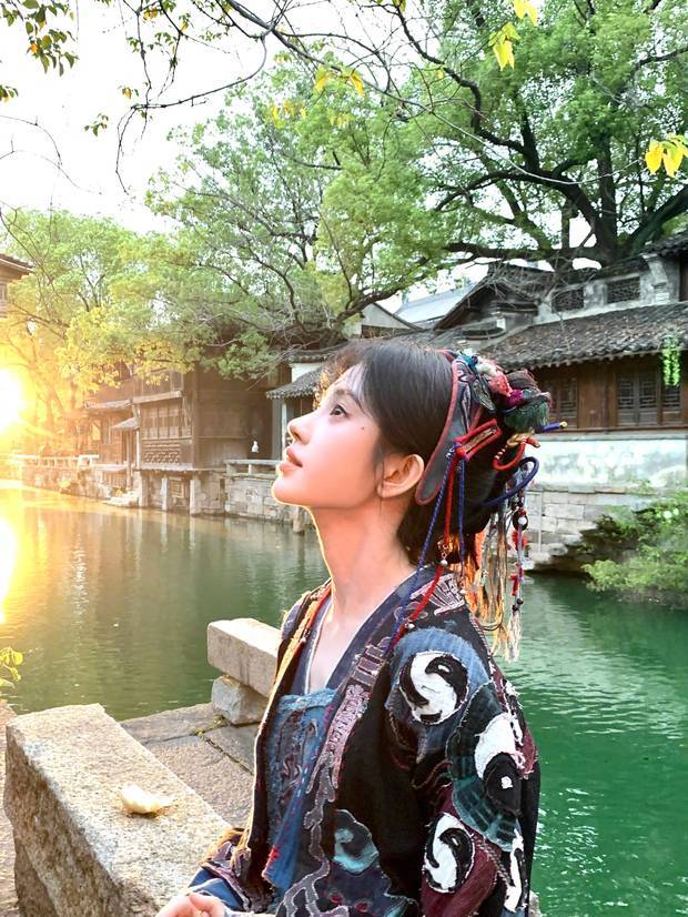 鞠婧祎穿着古装襦裙拍摄。