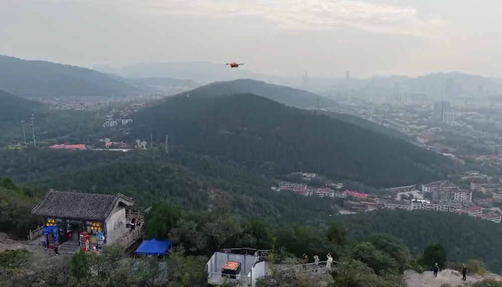 济南千佛山景区创新推出“天空驿站·飞跃千佛”低空文旅项目,打造集观光体验与便民服务于一体的惠民新业态。