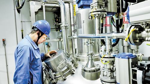 9月26日，在华润双鹤药业股份有限公司沧州分公司，工作人员正在生产线上查看设备运行情况。 高 宁摄