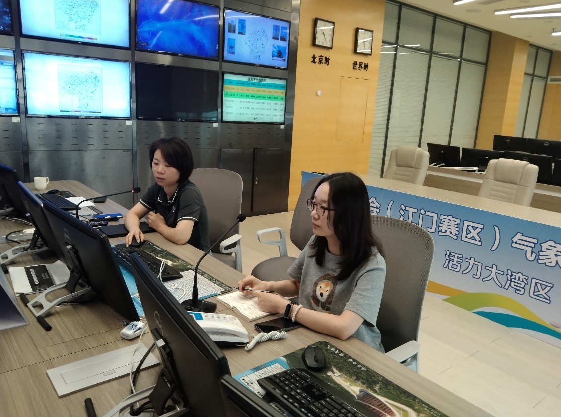 预报员实时做好特奥足球项目测试赛气象服务保障 胥金林摄