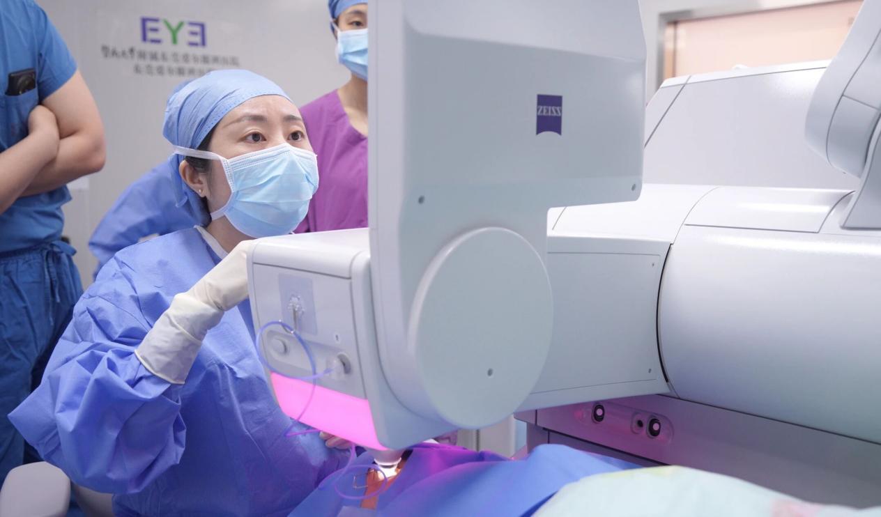 陈晓蓓主任为近视患者行SMILE pro手术