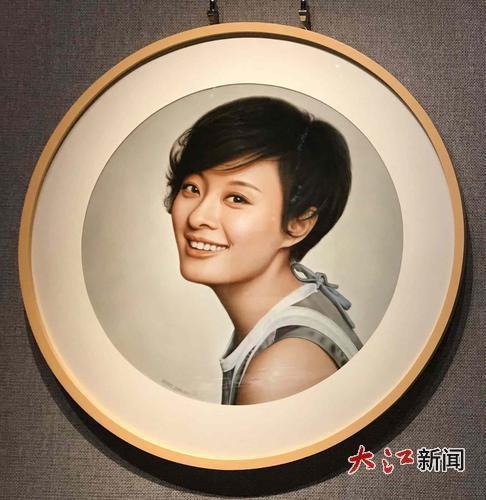 赵建新瓷板画作品《孙俪》。