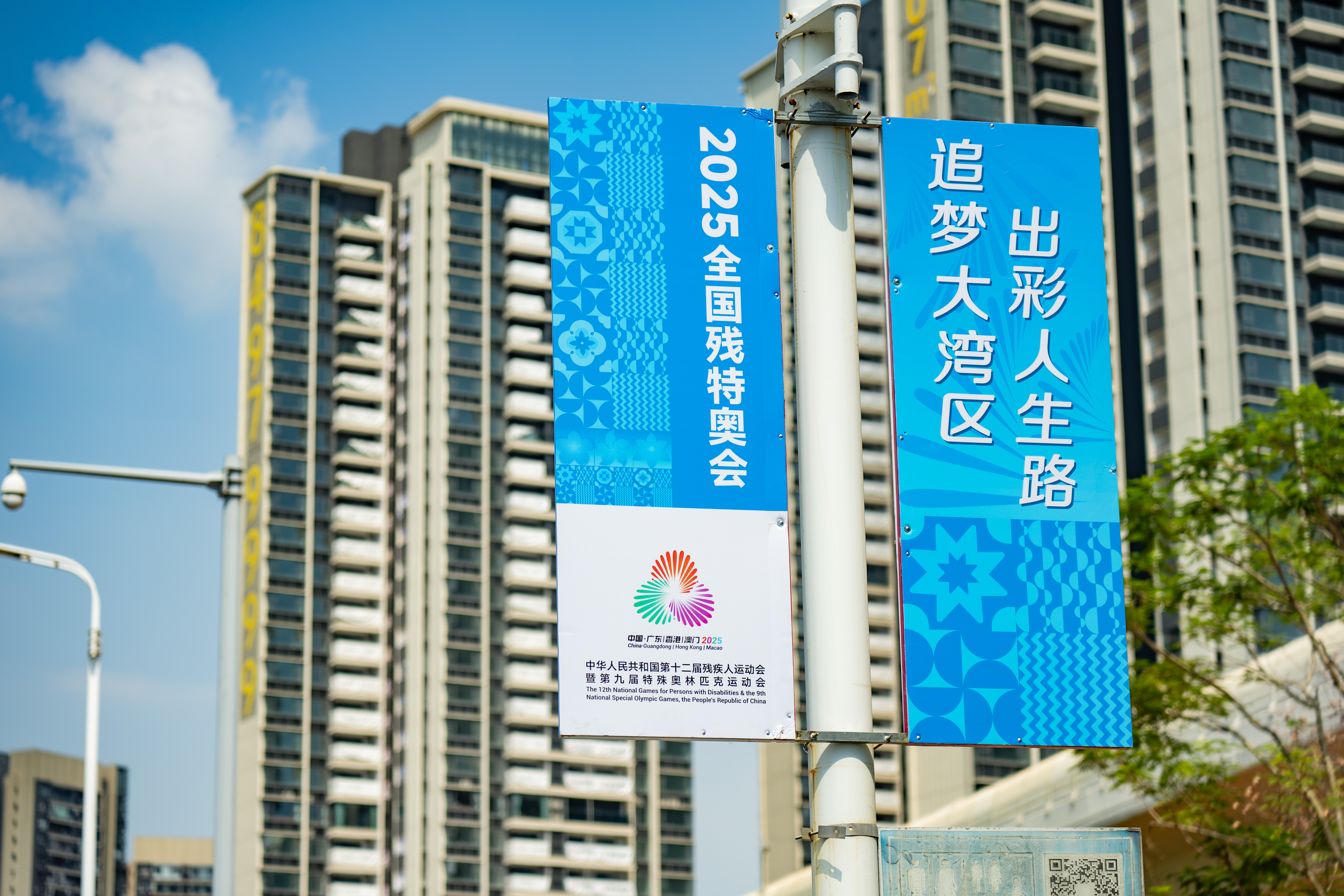图：广州南沙街道两旁的宣传挂旗