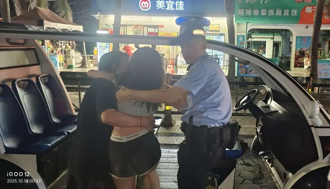 图为将轻生女子移交给属地派出所