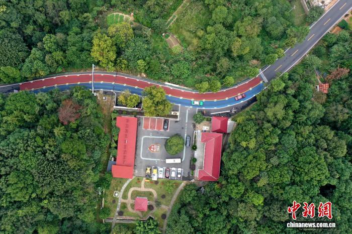 10月16日,航拍江西庐山登山公路旁的三公里服务区。(无人机照片)中新社记者 刘占昆 摄