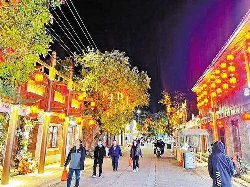 10月14日晚,游人在邢台市好南关历史文化街区游玩。 本报记者 吕若汐摄