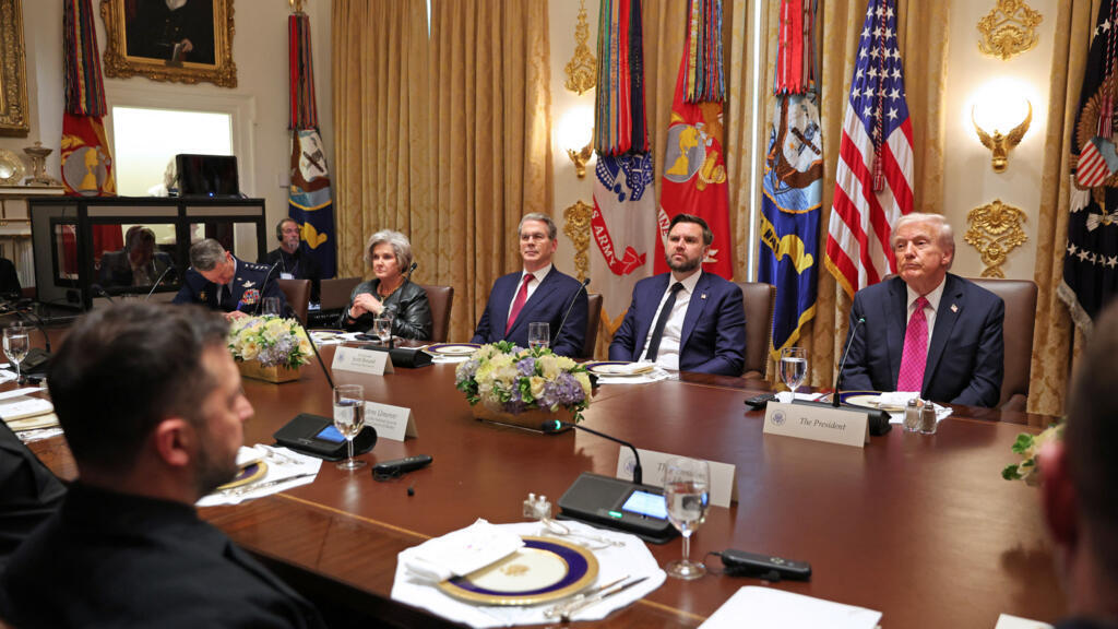 凤凰早报|特朗普与泽连斯基谈“战斧”;美国防战略将出现重要转向