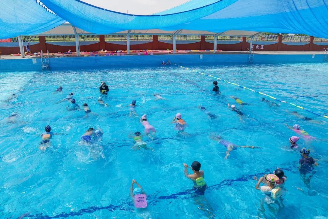 2023年7月24日，在渝水区罗坊镇游泳场，学生在学习游泳。近年来，我市创新防溺水工作措施，积极探索游泳教学常态化新路径，大力实施“水花行动”，为小学生免费提供游泳技能培训，提升学生安全防护意识，从源头遏制中小学生溺水事件发生。记者 谭建荣摄