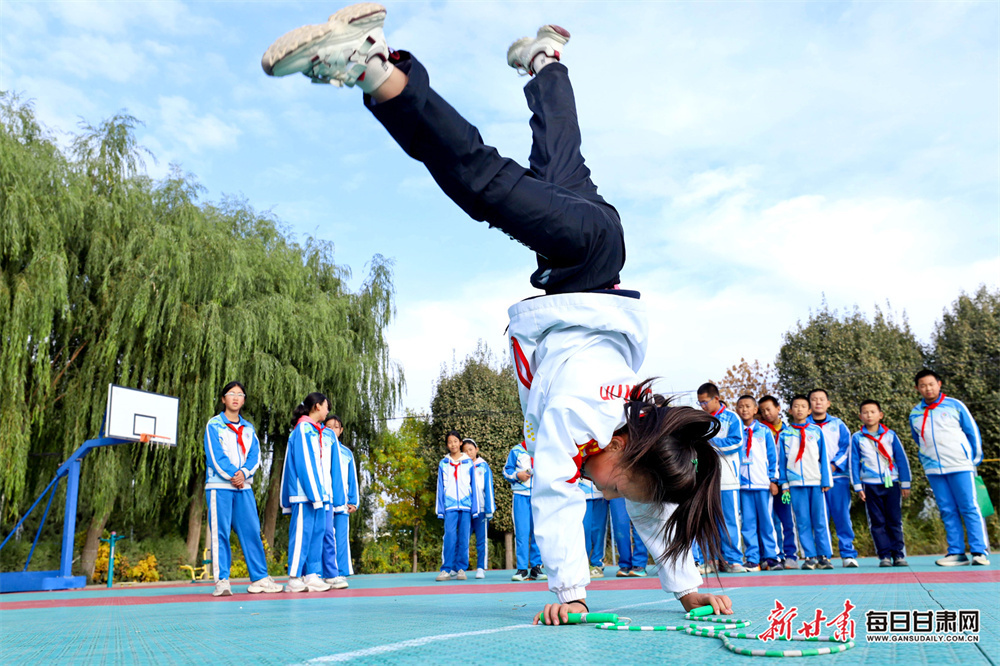 甘肃高台:一根跳绳串起少年成长路