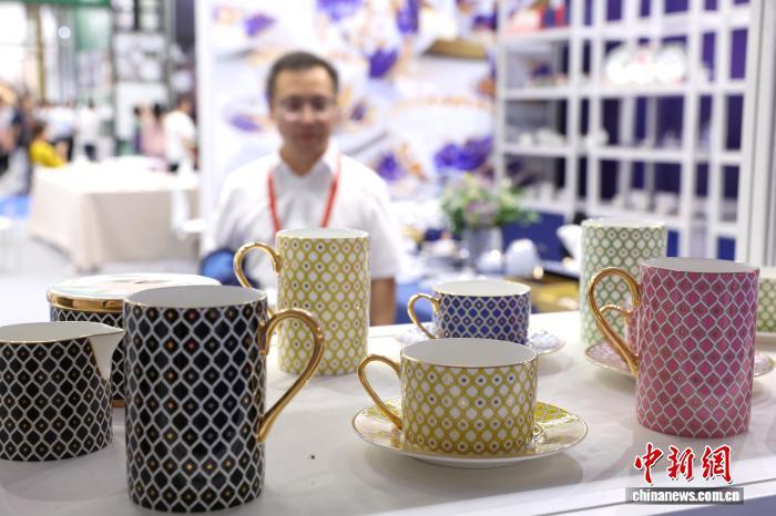 图为民众正在现场展销的俄罗斯皇家陶瓷。中新社记者 刘占昆 摄