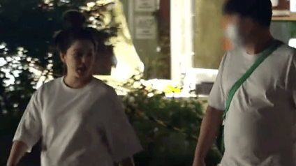 阚清子孕晚期与老公悠闲散步！步履从容状态佳，幸福临门画面温馨