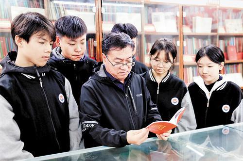 校长在保定党员日记博物馆为学生上思政课。