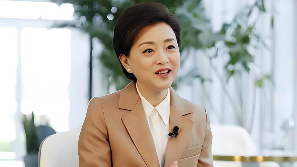 主持人杨澜背叛婚姻，转嫁200斤富豪，如今靠直播卖课博眼球封面图