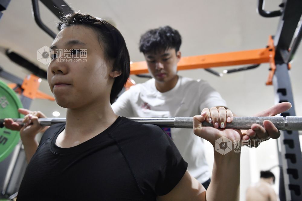 程玉洁在进行陆上训练。