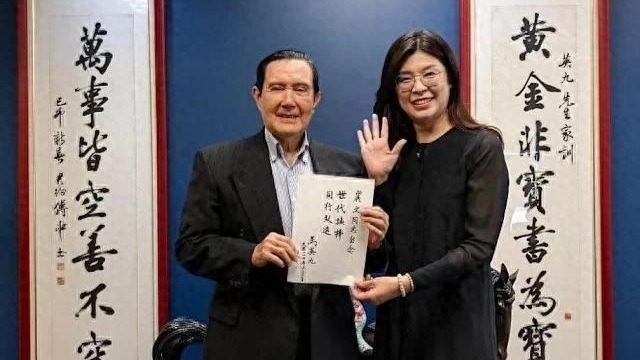 马英九赠郑丽文墨宝，强调坚持“九二共识”、反对“台独”