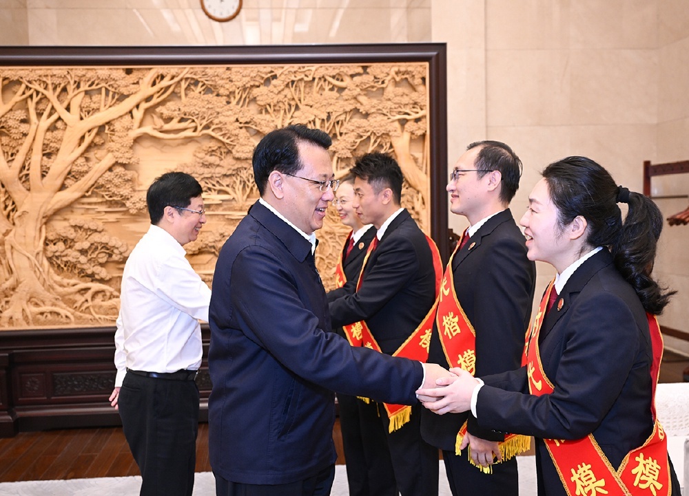 ▲市委书记袁家军,市委副书记、市长胡衡华同团队代表亲切握手。记者 苏思 摄/视觉重庆