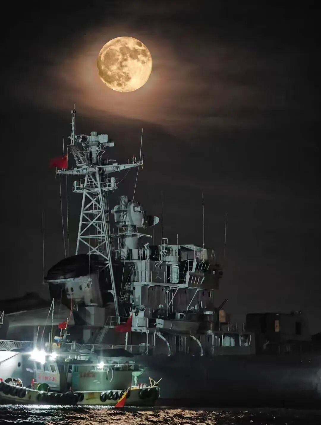 迎着超级月亮131南京舰成功泊岸半边山