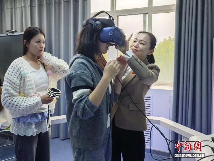 圖為“嬰幼兒發(fā)展與健康管理”專業(yè)學生體驗VR教學設備。黨田野 攝