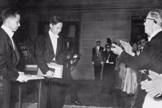 1957年，中国物理学家李政道（左）、杨振宁（中）接受诺贝尔物理学奖。图源：环球时报