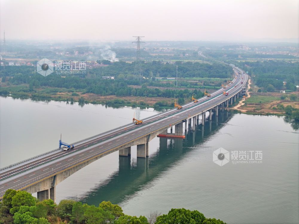 10月13日，泉南高速公路江西泰和赣江特大桥上，多台桁架式桥梁检测作业车正在对大桥进行“健康体检”。