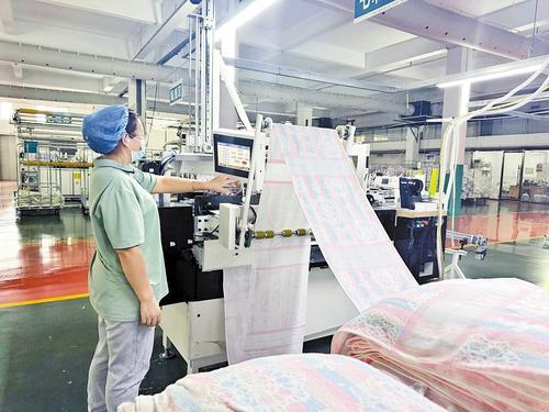 9月16日，河北柏立信家纺股份有限公司生产车间，工人查看设备运行状态。本报记者 常方圆摄