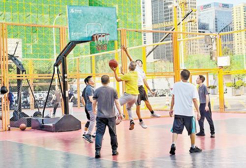 9月20日，市民在石家庄万象天成篮球公园内打篮球。 本报记者 贾梦宇摄