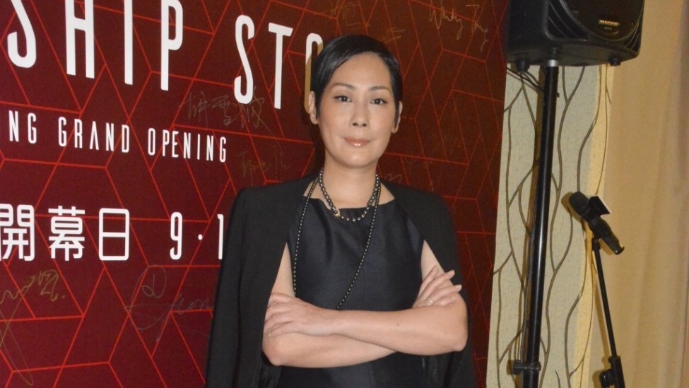 香港乐坛天后心脏手术后仍未苏醒，儿子紧急返港陪伴封面图