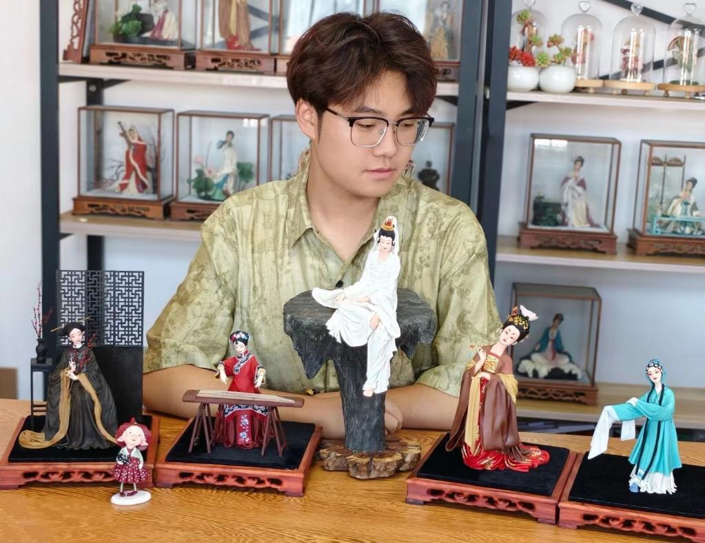 烟台“00后”面塑匠人周天聪在展示他的面塑作品（10月11日摄）。新华社发