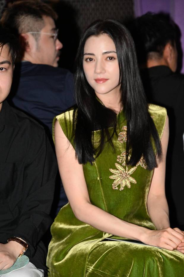 娜然妆容精致。