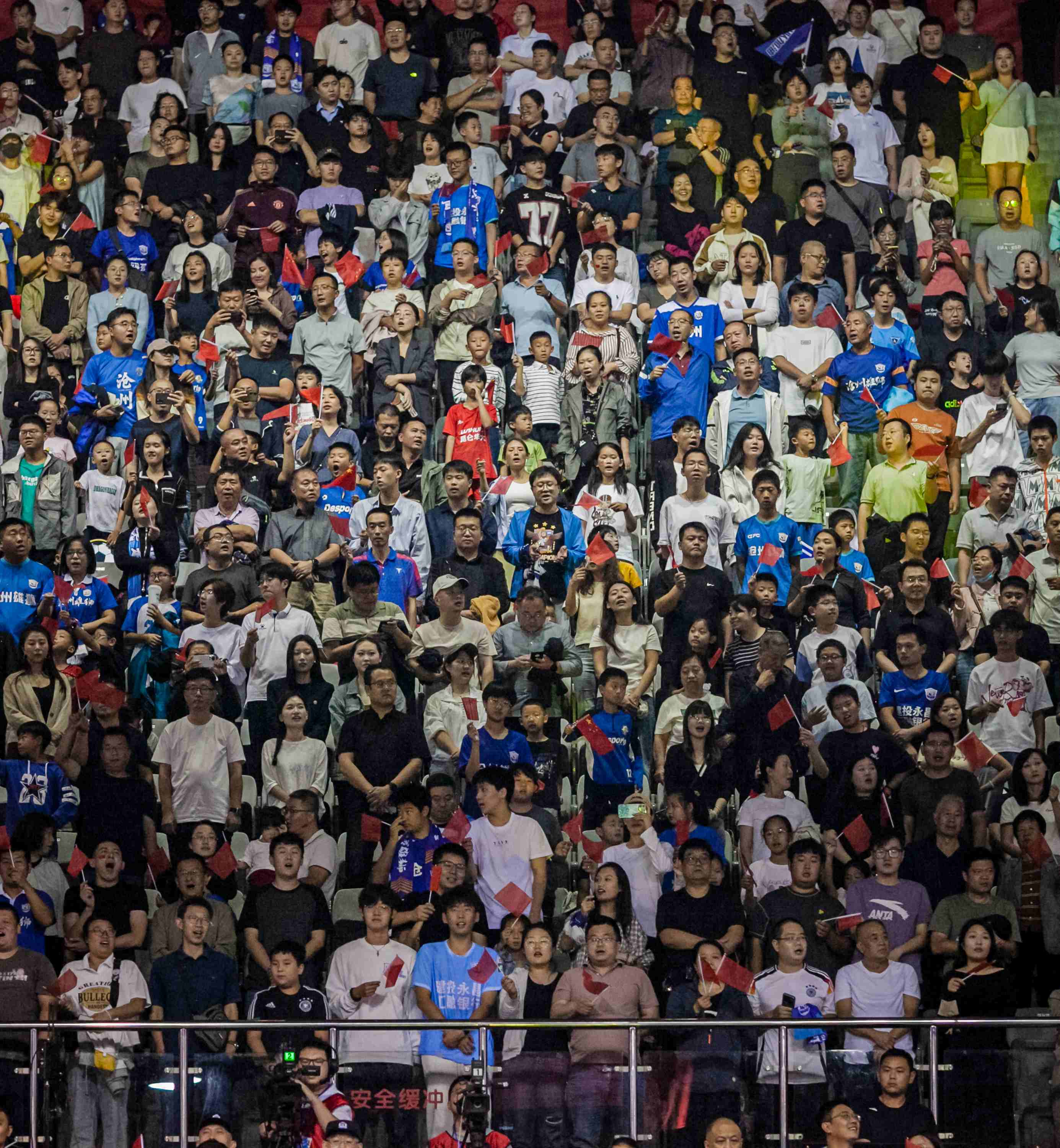 【组图】河北沧州：球迷成为看台“风景”