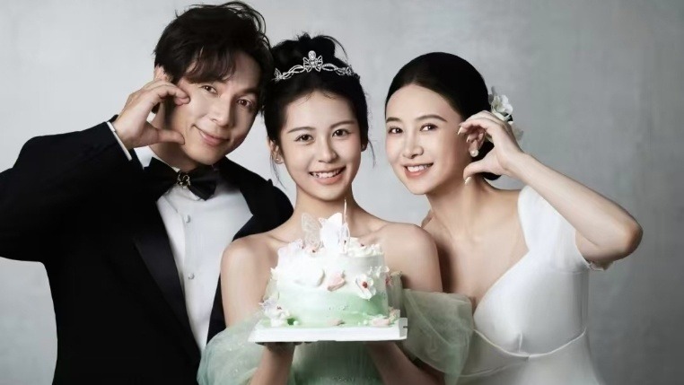 翁虹女儿满18岁，小水晶从小美到大，颜值身材超绝媲美妈妈封面图