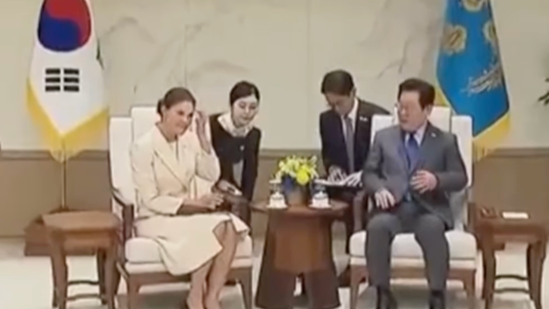 李在明身旁女翻译因高颜值走红：今年42岁，高中托福曾考满分，还精通法语和德语