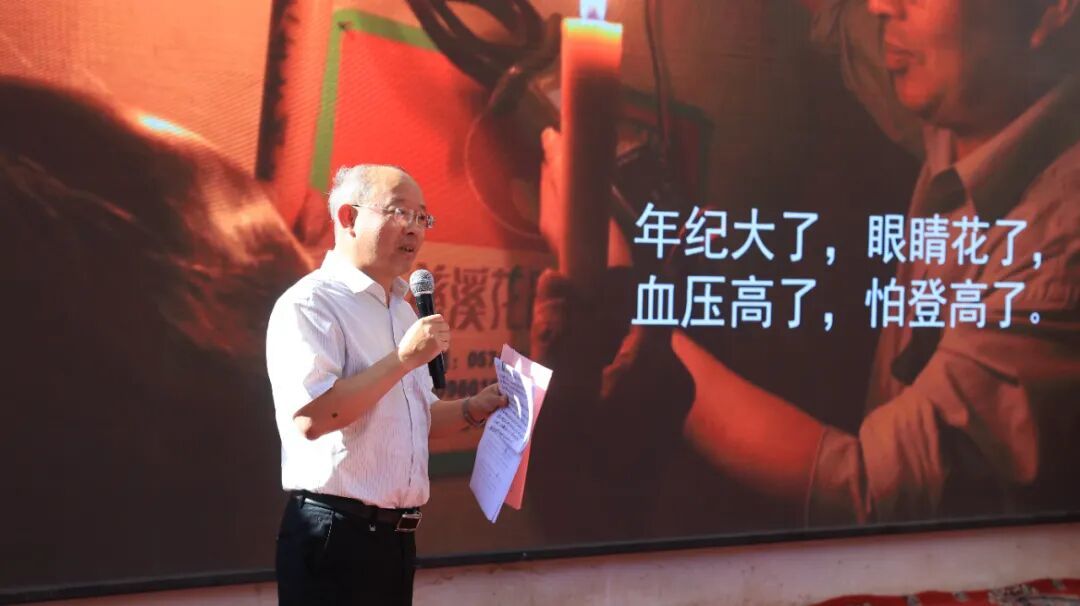 钱海军深情讲述“点灯人”的暖心故事。