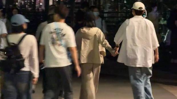 张杰谢娜现身乌镇戏剧节，手牵手漫步显恩爱封面图