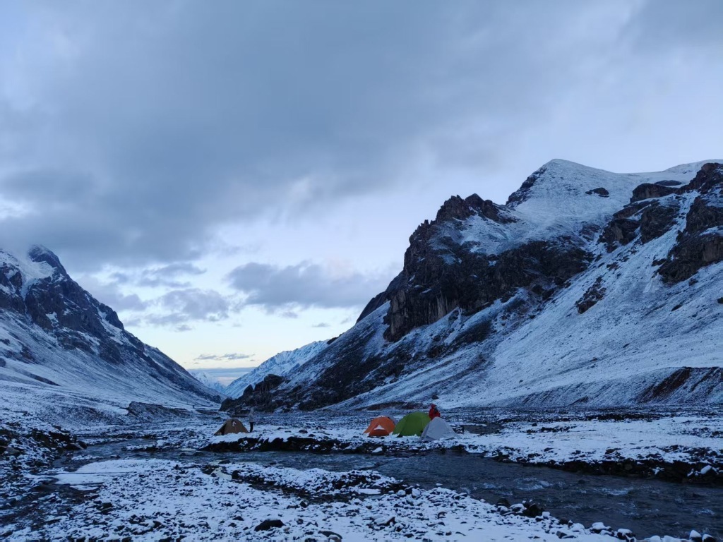 10月3日，冷龙岭区域一处扎营点。本文图片均为受访者提供