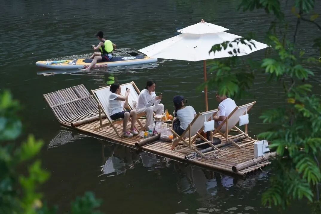 坐着竹筏品咖啡