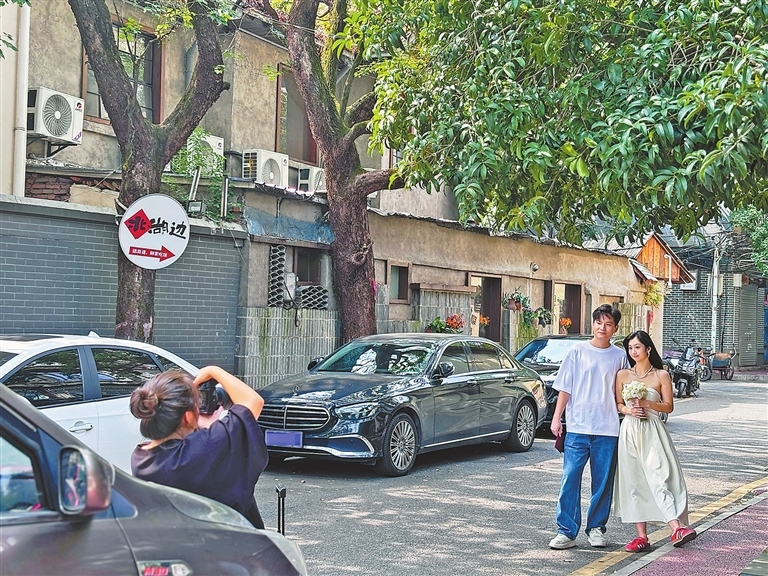 北湖边吸引了年轻人来此拍照“打卡”。 本报全媒体记者 侯艺松摄