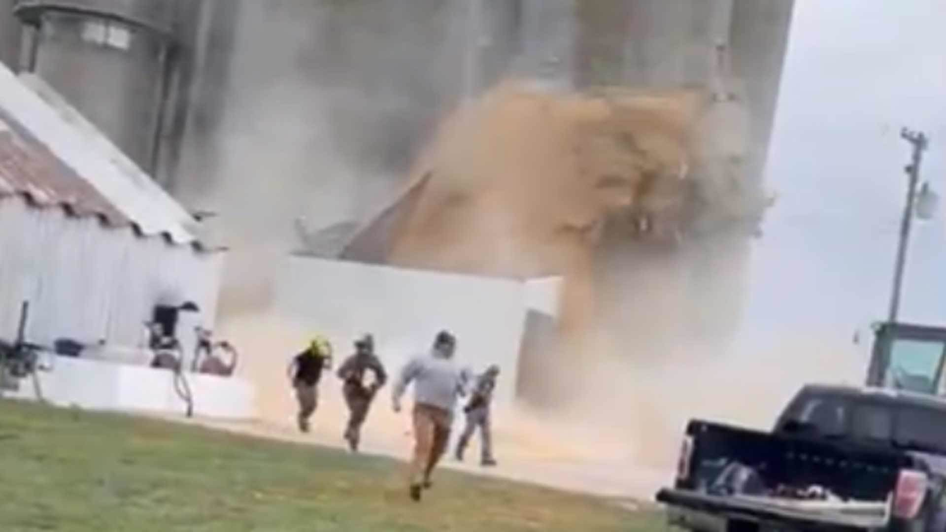 美国一储藏约816吨大豆粮仓轰然倒塌，人们仓皇逃离