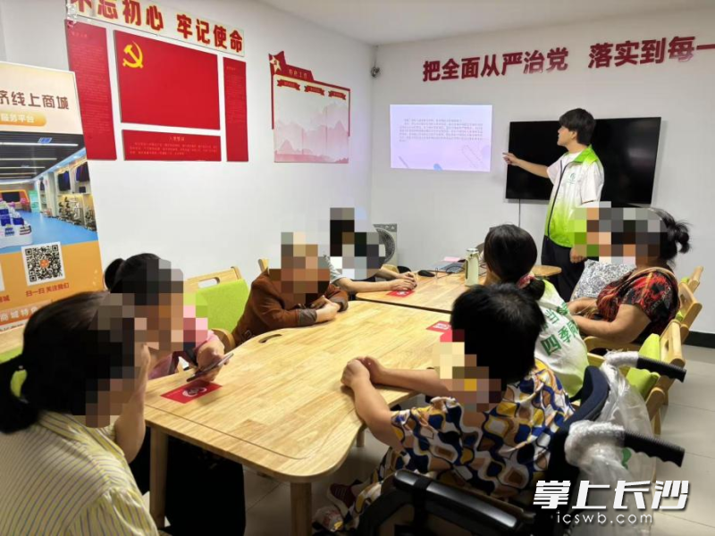 6月20日,社会工作者邀请服务对象母亲参加残疾人就业支持小组活动。