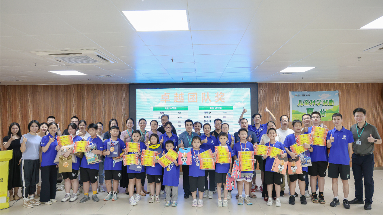 图为:结营仪式。