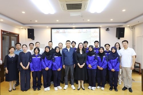 与会人员合影留念